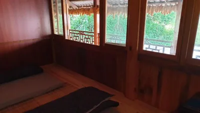 花园景家庭间 — Hmong Sister House and Trekking